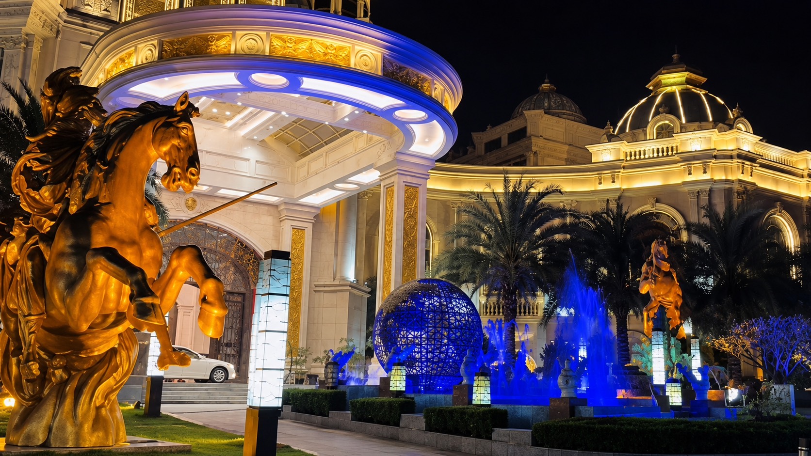 东方明珠酒店金色入口夜景